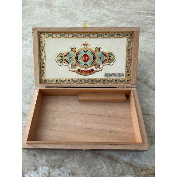 Beautiful Wooden Cigar Box - Picture 5 of 6